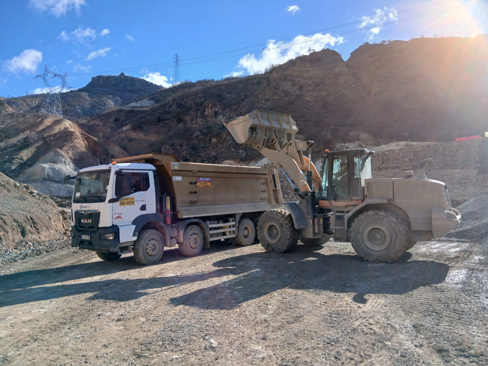 Artvin Hod Maden hafriyat kepçe ve kamyon ile malzeme taşıma