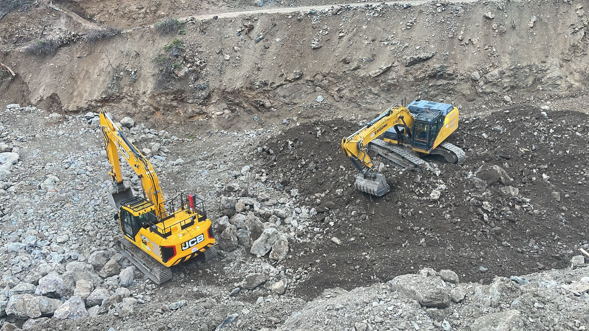 Artvin Hod Maden kamp sahası kazısı JCB ekskavator hafriyat çalışması