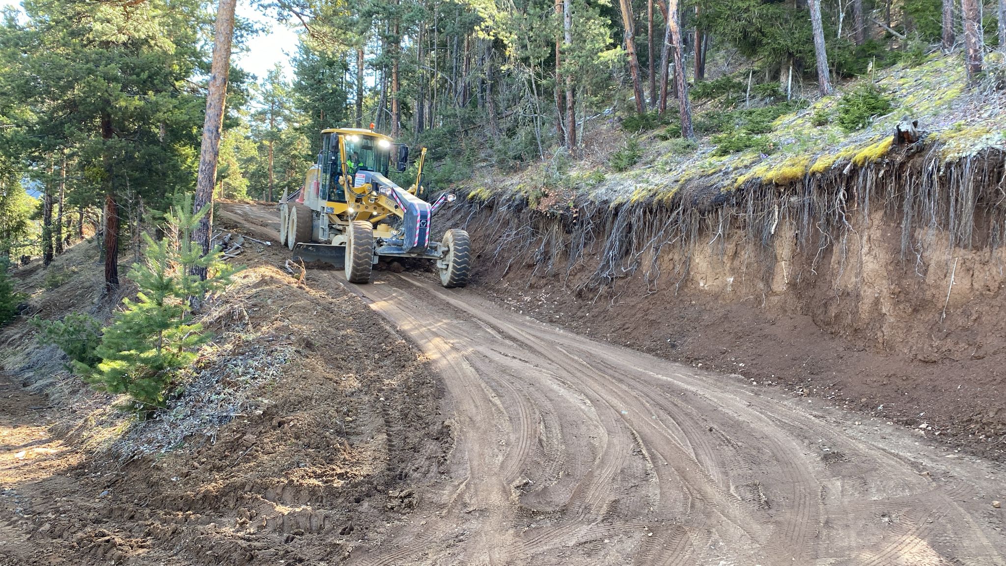 Artvin köy ana yolu yapımı greyder ile zemin düzleme çalışması